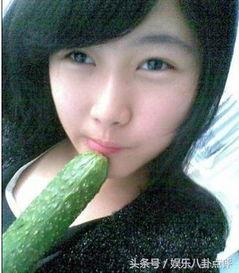 美女捡瓜吃,美女现场采摘，甜蜜滋味尽享其中