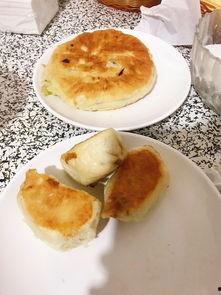 吃冰镇哈密梨瓜,冰镇哈密梨瓜，清爽一夏尽享甘甜